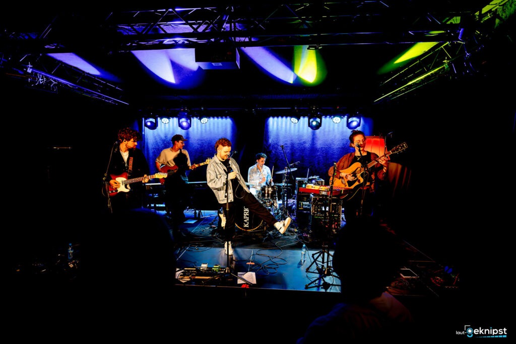 Band spielt Live-Konzert auf Bühne