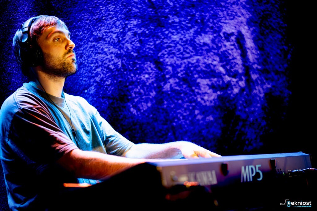 Mann spielt Keyboard im blauen Licht