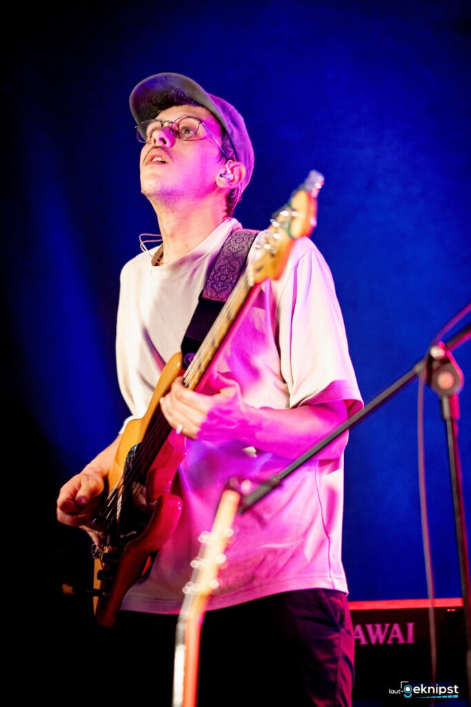 Musiker spielt Gitarre bei Konzert